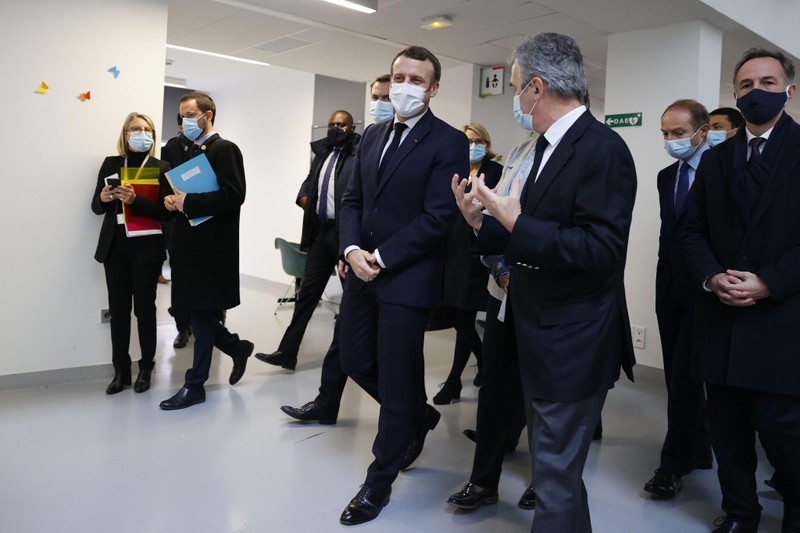 Tổng thống Macron (giữa) sẽ phải làm việc cách ly (Ảnh: NYTimes)