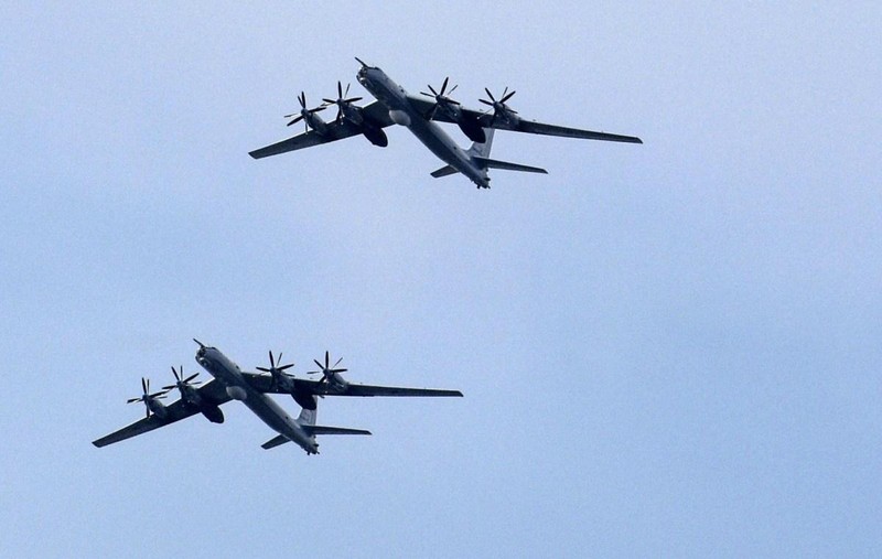 Trung Quốc cử 4 máy bay ném bom chiến lược H-6K lập nhóm cùng 2 chiếc Tu-95 của Nga để tuần tra chung (Ảnh: AFP)