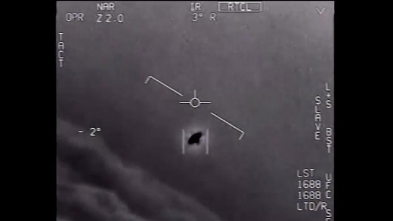 Hình ảnh vật thể bay không xác định (UFO) trong đoạn video mà Hải quân Mỹ ghi lại trong một lần chạm trán (Ảnh: CNN)