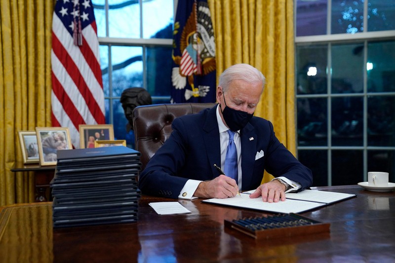 Tổng thống Biden ký 17 sắc lệnh nhằm đảo ngược chính sách dưới thời Trump (Ảnh: CNN)