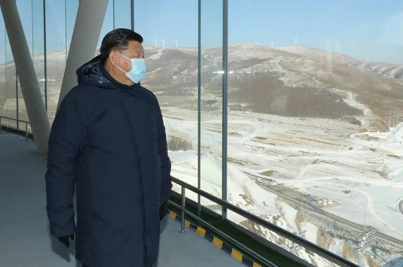 Chủ tịch Tập Cận Bình mặc chiếc áo khoác dài của hãng Arc'teryx lúc đi thị sát các địa điểm tổ chức Olympics mùa Đông (Ảnh: Tân Hoa Xã)