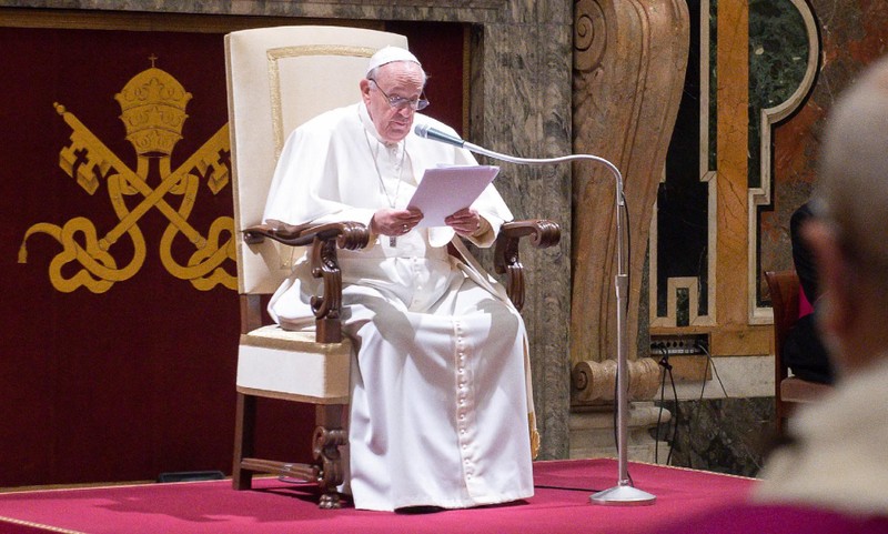 Giáo hoàng Francis không thể đứng phát biểu vì đau thần kinh tọa (Ảnh: DailyMail)