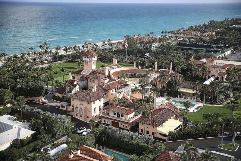 Khu nghỉ dưỡng Mar-a-Lago, Palm Beach, Florida đang mang lại vấn đề pháp lý cho ông Trump (Ảnh: Business Insider)