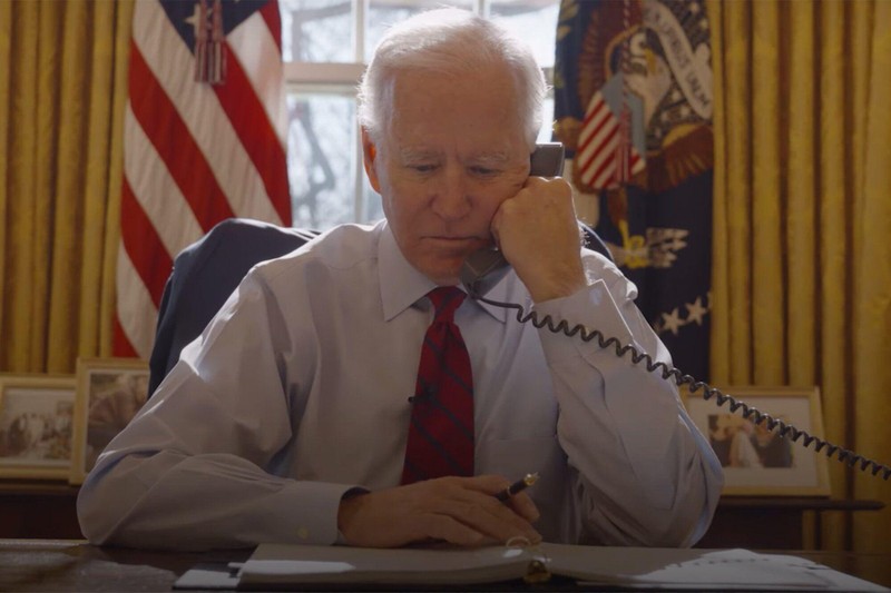 Tổng thống Mỹ Joe Biden gọi điện trực tiếp cho người dân chịu ảnh hưởng của COVID-19 (Ảnh: AFP)