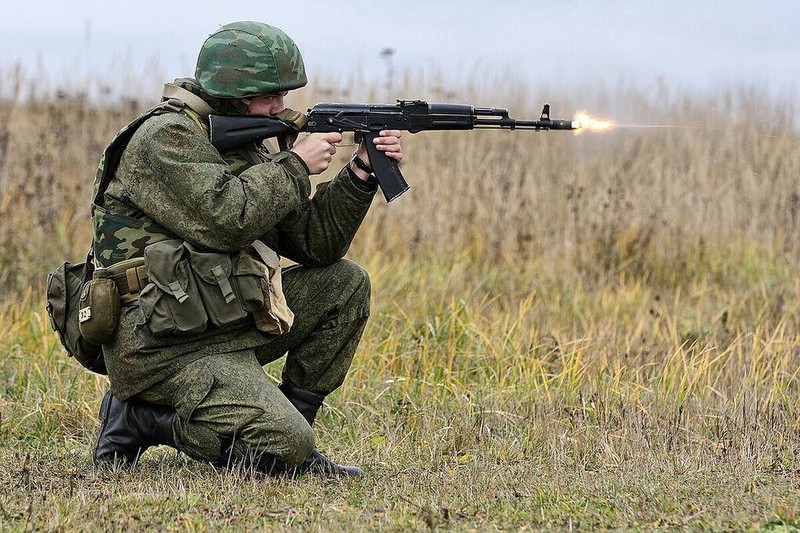 Một binh sĩ Nga khai hỏa súng AK-74 (Ảnh: TASS)