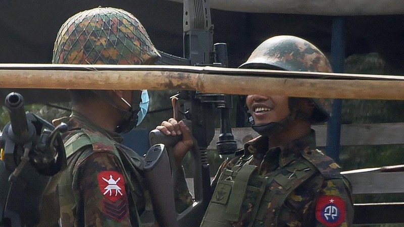 2 binh sĩ Myanmar đứng gác trong cuộc biểu tình phản đối đảo chính ở Mandalay ngày 20/2 (Ảnh: RT)