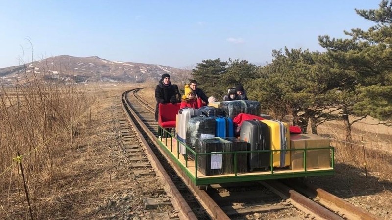 Nhà ngoại giao Nga cùng thân nhân trên chiếc xe goòng rời khỏi Triều Tiên (Ảnh: RT)