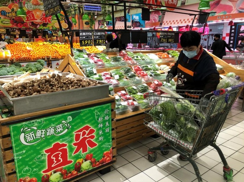 Một người đi siêu thị tại Trung Quốc đầu năm 2020. Ảnh: FAO.