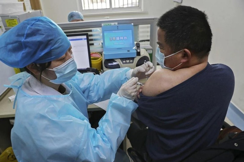 Trung Quốc có kế hoạch tiêm chủng cho 40% dân số, nhưng không bao gồm người nước ngoài (Ảnh: AP)
