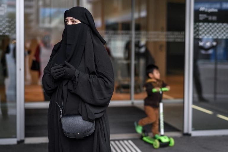 Một phụ nữ trong trang phục burqa ở Thụy Sĩ. Ảnh: AFP