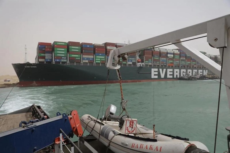 Tàu Ever Given mắc kẹt tại kênh đào Suez, gây ảnh hưởng lớn đến giao thương
