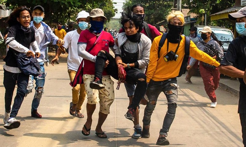 Người biểu tình bị thương trên đường phố Yangon hôm 29/3. Ảnh: AFP.
