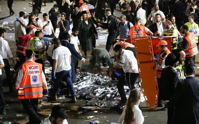 Nhiều thi thể nằm dưới đất sau thảm kịch giẫm đạp ở Israel (Ảnh: Times of Israel)