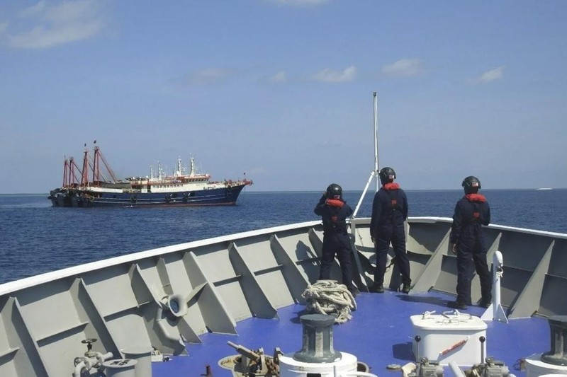 Philippines nói Hải cảnh Trung Quốc đã có những hành động thách thức nguy hiểm với 2 tàu Hải cảnh của họ (Ảnh: AP)