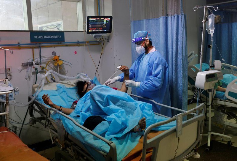 Nhân viên y tế điều trị cho bệnh nhân mắc COVID-19 trong một bệnh viện ở New Delhi, Ấn Độ ngày 7/5 (ảnh: Reuters)