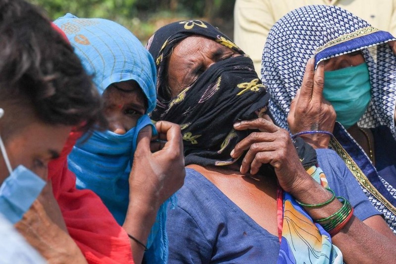 Nỗi thống khổ của người dân Ấn Độ khi mất đi người thân trong làn sóng dịch COVID-19 thứ hai (Ảnh: AFP)