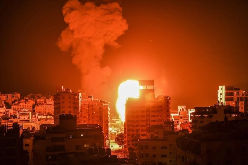 Khói lửa bốc lên trong đợt không kích do Israel thực hiện rạng sáng ngày 17/5 (Ảnh: AFP)