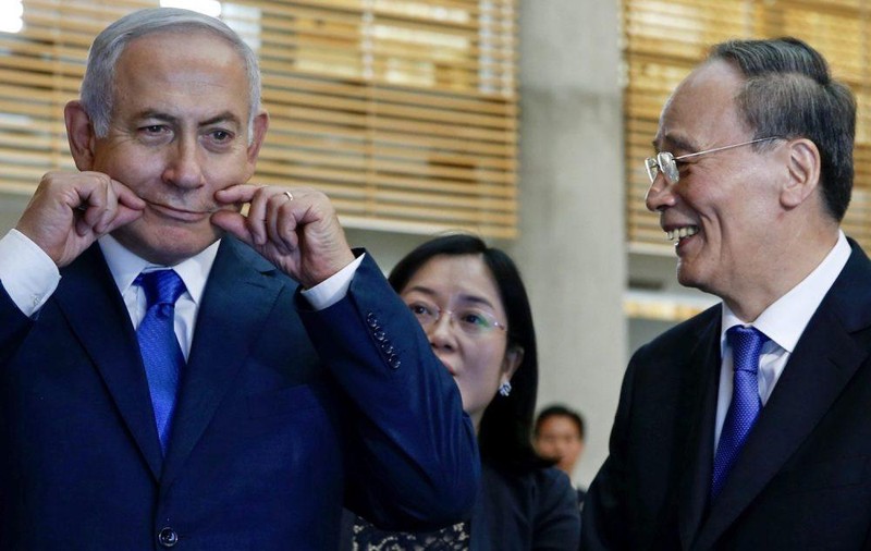 Thủ tướng Israel Benjamin Netanyahu và Phó Chủ tịch Trung Quốc Vương Kỳ Sơn trong chuyến thăm Jerusalem ngày 24/10/208 (Ảnh: ForeignPolicy)