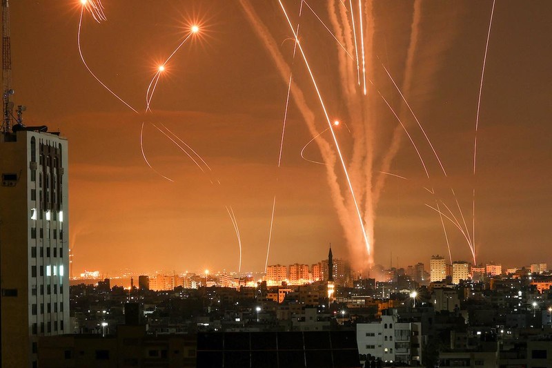 Hàng loạt rocket được phóng từ Gaza tới Israel thắp sáng bầu trời đêm (Ảnh: AP)