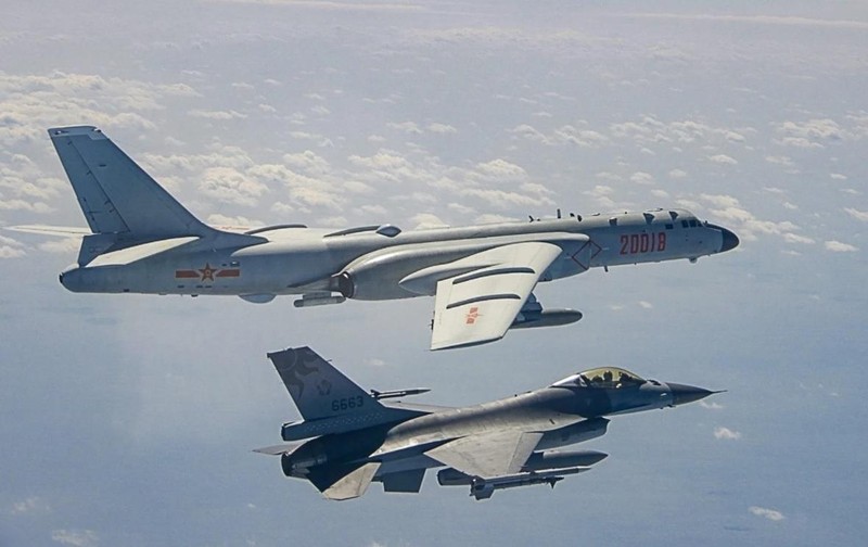 Chiến đấu cơ Đài Loan theo sát một máy bay ném bom của Trung Quốc trên Eo biển Đài Loan hồi tháng 2/2021 (Ảnh: SCMP)
