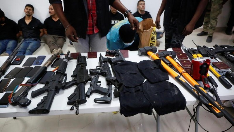 Các nghi phạm vụ ám sát Tổng thống Haiti cùng lượng lớn vũ khí, tang vật bị thu giữ (Ảnh: Reuters)