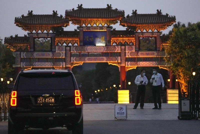 Xe của Bộ Ngoại giao Mỹ bên ngoài địa điểm tổ chức cuộc họp tại Thiên Tân (Ảnh: AP)