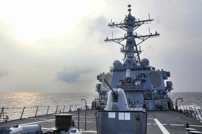 Tàu khu trục USS Benfold băng qua eo biển Đài Loan trong hôm 28/7 (Ảnh: US Navy)