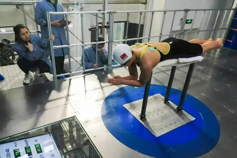 VĐV bơi lội và các nhà khoa học Trung Quốc trong một cuộc thử nghiệm đánh giá (Ảnh: CASC)