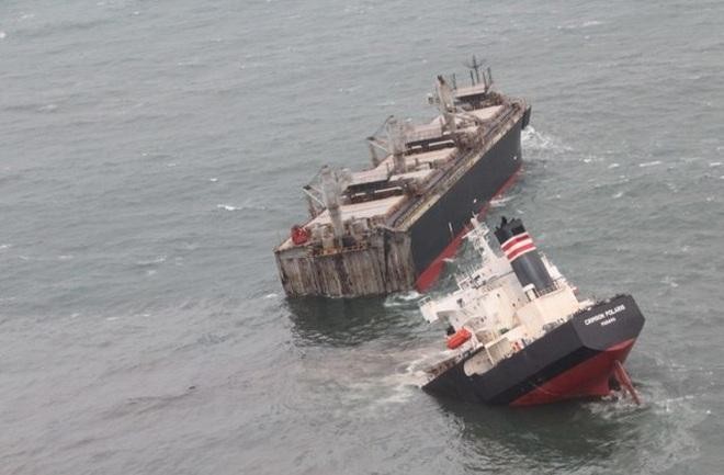 Tàu hàng mang cờ Panama vỡ làm đôi sau khi mắc cạn ở Nhật Bản (Ảnh: Reuters)