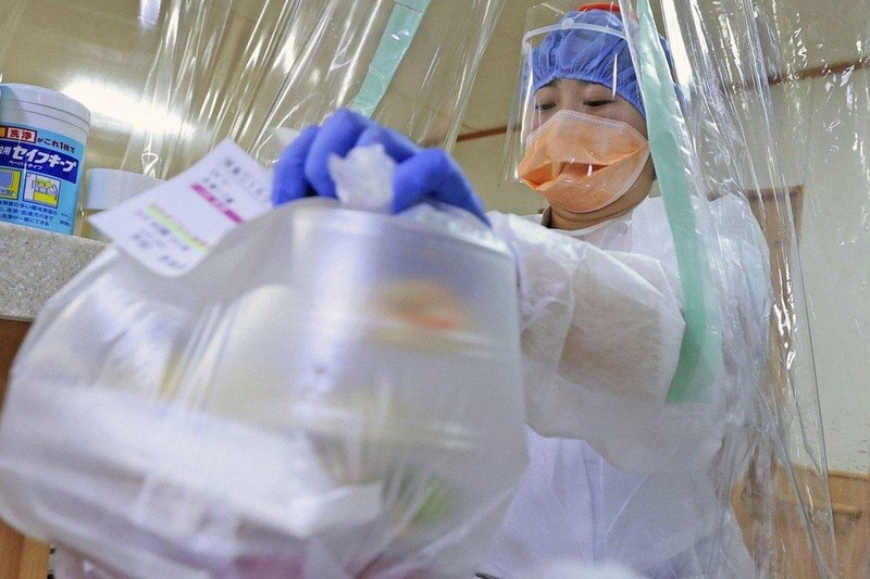 Nhân viên y tế mang cơm cho bệnh nhân COVID-19 tại một bệnh viện ở tỉnh Aichi, Nhật Bản (Ảnh: Kyodo News)