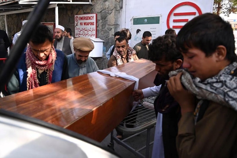 Người thân tiễn đưa một nạn nhân trong vụ đánh bom kép ở sân bay Kabul (Ảnh: AFP)