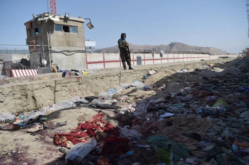 Một tay súng Taliban đứng gác ở hiện trường vụ đánh bom kép hôm 26/8 (Ảnh: AFP)