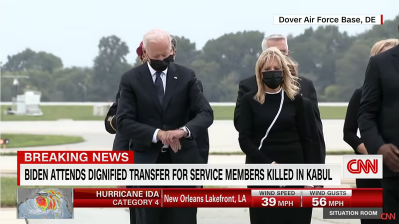 Tổng thống Biden bị bắt gặp đang xem đồng hồ trong buổi lễ hồi hương thi thể binh sĩ Mỹ (Ảnh: CNN)