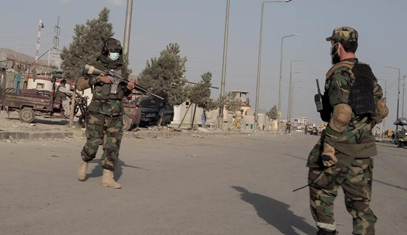 Chiến binh Taliban đứng gác một con đường dẫn tới sân bay Kabul (Ảnh: Reuters)