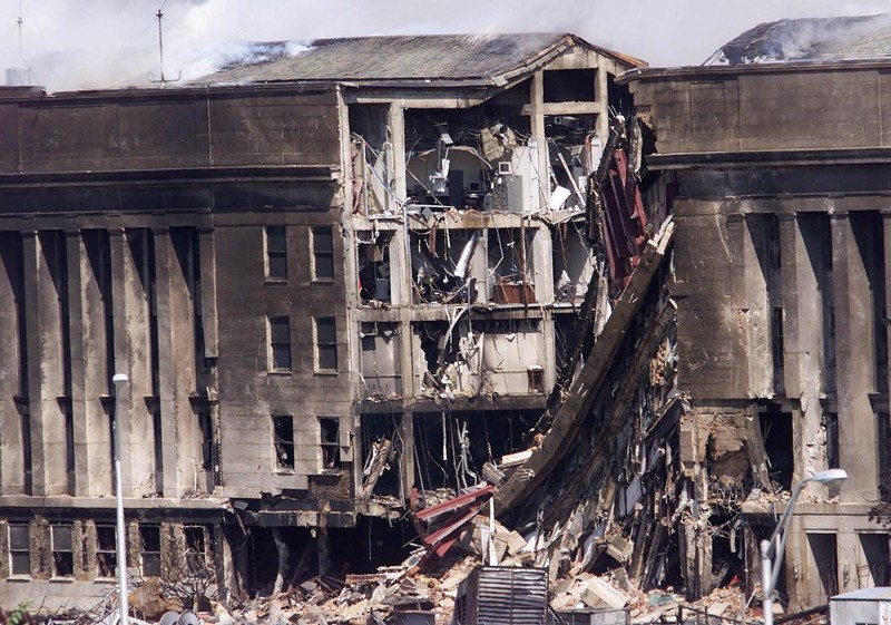 Một phần của Lầu Năm Góc, sau khi bị một chiếc máy bay đâm vào, ngày 11/9/2001 (Ảnh: AFP)