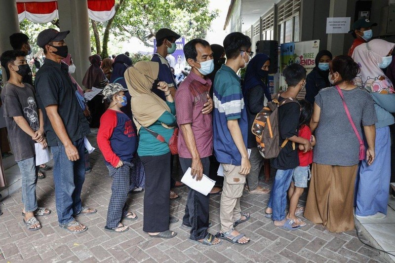 Người dân Indonesia xếp hàng chờ tiêm vaccine ngừa COVID-19 (Ảnh: EPA)