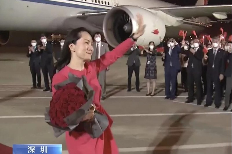 Bà Mạnh Vãn Chu được chào đón nồng nhiệt ở sân bay quốc tế Thâm Quyến (Ảnh: CCTV)