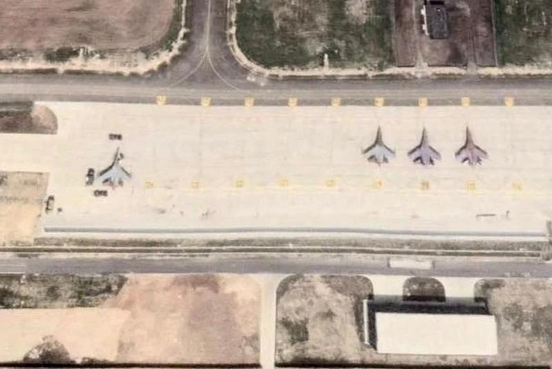 Chiến đấu cơ J-16D (thứ ba tính từ phải) tại căn cứ không quân Xiangtang, Giang Tây (Ảnh: Kanwa)