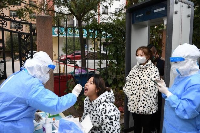 Nhân viên y tế lấy mẫu xét nghiệm Covid-19 tại thành phố Lan Châu, Trung Quốc ngày 20/10 (Ảnh: Reuters)
