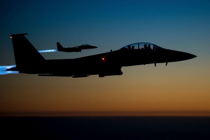 Một cặp chiến đấu cơ F-15E Strike Eagle của Mỹ bay ở miền Bắc Iraq sau khi không kích Syria vào tháng 9/2014 (Ảnh: AFP)