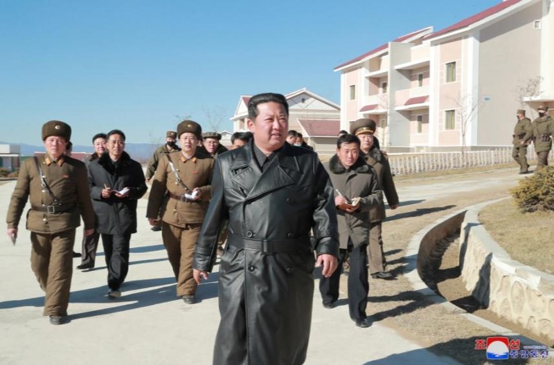 Nhà lãnh đạo Triều Tiên Kim Jong-un mặc áo khoác da (Ảnh: KCNA)