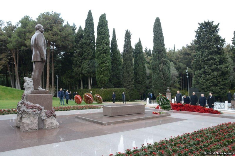 Người dân Azerbaijan đặt vòng hoa tưởng nhớ lãnh tụ dân tộc Heydar Aliyev trong hôm 12/12 (Ảnh: AzerNews)