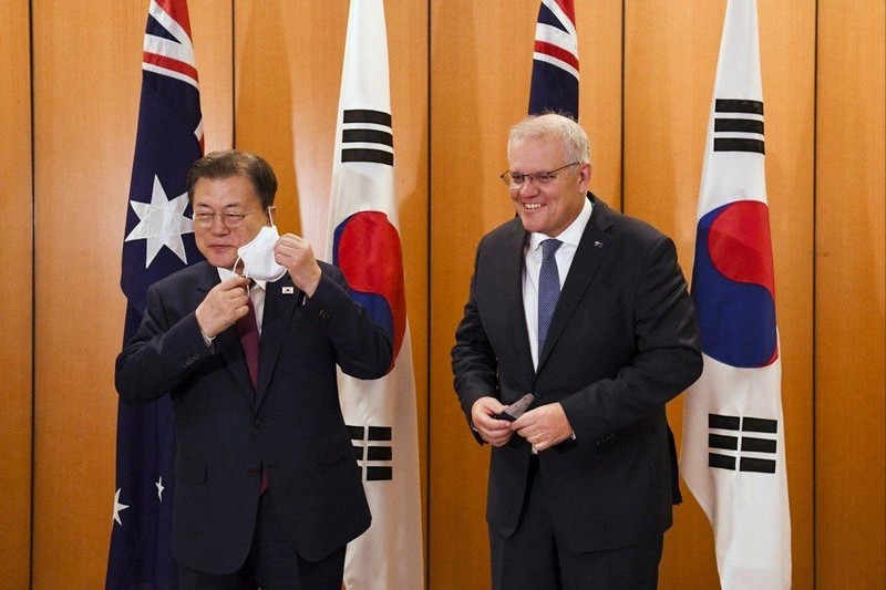 Tỏng thống Hàn Quốc Moon Jae-in và Thủ tướng Australia Scott Morrison ở Canberra trong hôm 13/12 (Ảnh: AP)