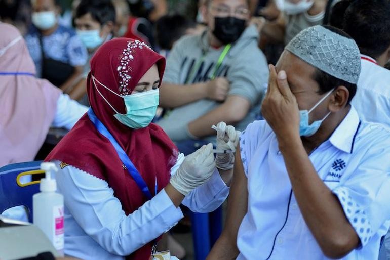 Một người đàn ông Indonesia tiêm chủng vaccine Covid-19 (Ảnh minh họa: AFP).