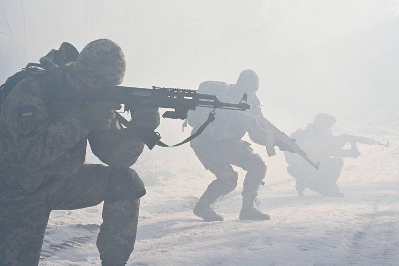 Rất nhiều thường dân Ukraine tham gia các buổi tập quân sự trong những tháng gần đây (Ảnh: AFP)