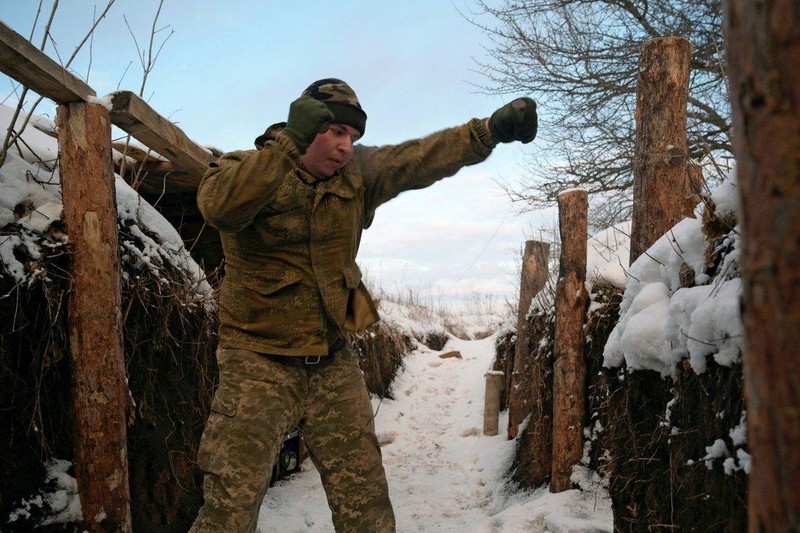 Một binh sĩ Ukraine luyện võ tại khu vực miền Đông nước này (Ảnh: Reuters)