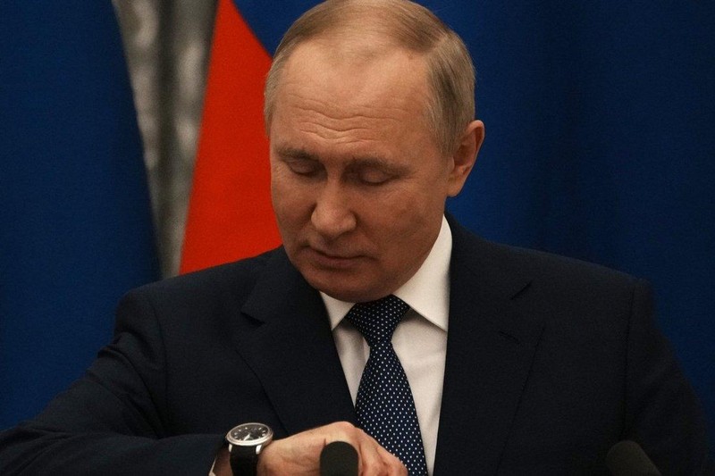 Tổng thống Nga Vladimir Putin xem đồng hồ trước cuộc họp báo chung với Tổng thống Pháp Emmanuel Macron (Ảnh: EPA)