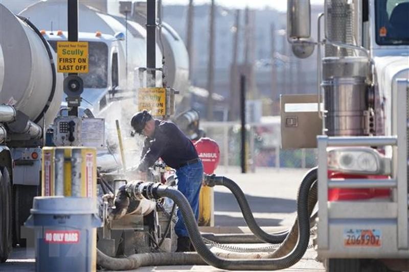 Giá dầu lần đầu vược mốc 100 USD/thùng kể từ 2014. Ảnh: AFP
