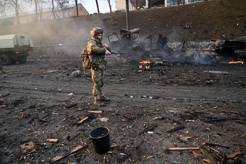 Một binh sĩ Ukraine kiểm tra hiện trường một vụ tấn công của Nga tại Kiev trong sáng 26/2 (Ảnh: AFP)