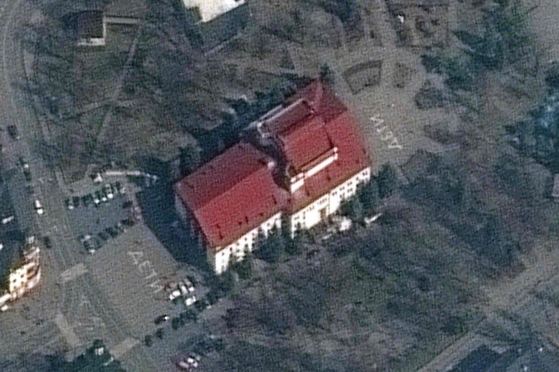 Nhà hát ở Mariupol, có mái đỏ và dòng chữ "Trẻ em" rất lớn ghi ở mảnh đất bên ngoài (Ảnh: Maxar)